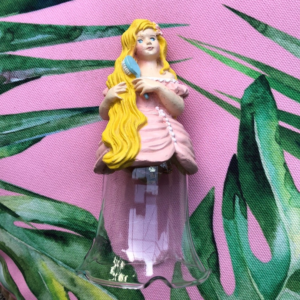 🔔Vintage ‘90’s Southern Hair Brushing Belle Bell